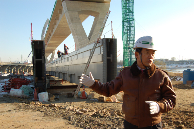 안용모 교수는 대구도시철도건설본부장을 역임했다. 대구도시철도 역사의 산증인이다. 세계모노레일협회 부회장도 맡고 있다.