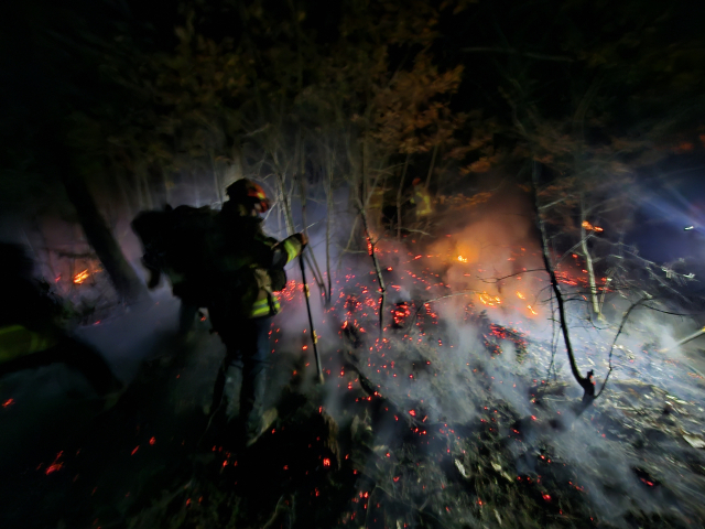 의성 산불, 자정 넘어…혹한 속 진화대원 '산 올라 대응'