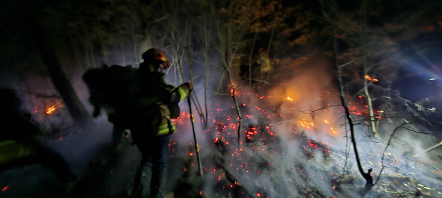의성 산불, 혹한 속 진화 계속…대원들 산에 올라 직접 대응