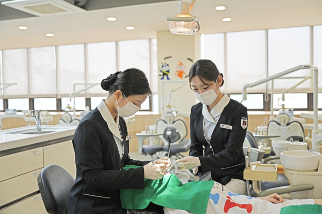 치위생과 학생들이 치면세마실습을 하고 있다. 경북전문대 제공