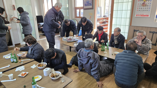 추운 겨울 한파 속에서도 경북 봉화 곳곳에서는 이웃을 향한 따뜻한 나눔이 이어지고 있다. 춘양면에 거주하는 엄춘석 씨는 물야면 두문2리 마을회관을 찾아 어르신들을 위한 자장면 무료 나눔 봉사를 진행했다. 봉화군 제공