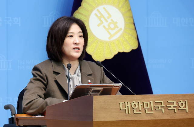 최보윤 국민의힘 수석대변인이 11일 국회 소통관에서 현안 관련 논평 기자회견을 하고 있다. 연합뉴스