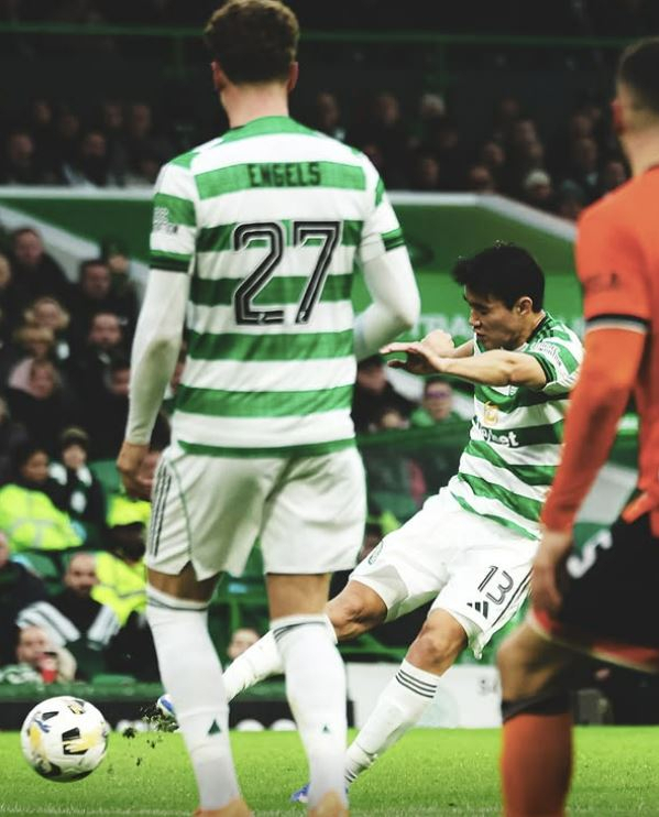 셀틱의 양현준이 11일 영국 스코틀랜드 글래스고에서 열린 스코티시 프리미어십 던디 유나이티드와의 경기 도중 오른발 슛을 날리고 있다. 셀틱 SNS 제공