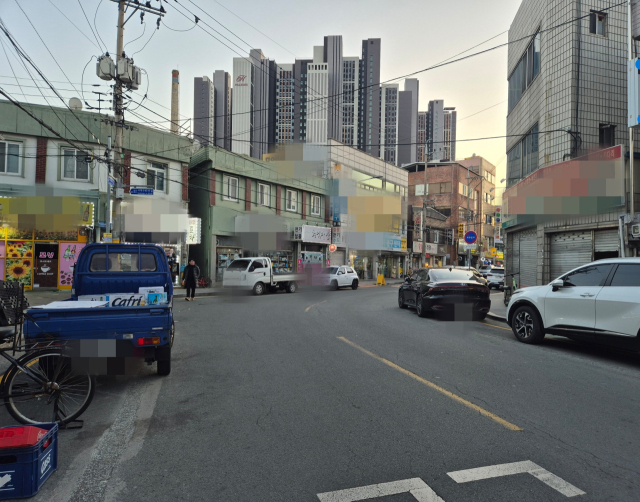 지난 9일 대구 서구 비산동 인지초교 인근 스쿨존 내 노상주차장이 있던 자리에 주·정차 금지를 알리는 황색 실선이 그어져 있다. 김지수 기자