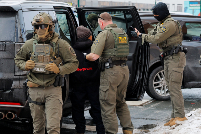 공권력 남용에 폭발한 여론… 끄떡없는 트럼프