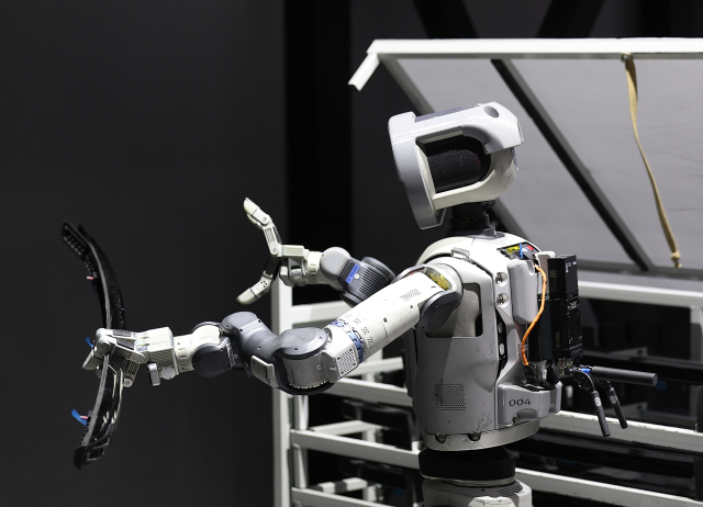 CES 개막 이틀째인 7일(현지시간) 미국 네바다주 라스베이거스 컨벤션센터(LVCC) 현대자동차 부스에서 로봇 아틀라스가 부품 이동을 시연하고 있다. 연합뉴스