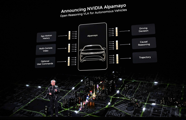 젠슨 황 엔비디아 CEO가 지난달 5일(현지시간) 미국 네바다주 라스베이거스 퐁텐블로 호텔에서 열린 엔비디아 CES 2026 라이브에서 자율주행AI 모델 알파마요를 소개하고 있다. 연합뉴스
