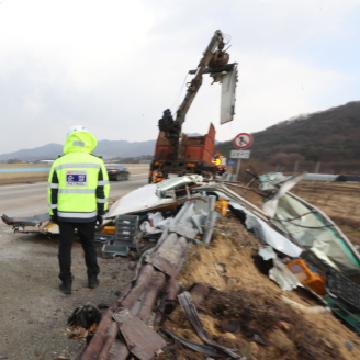 '살얼음 도로'가 부른 참사…서산영덕고속도로서 5명 숨져