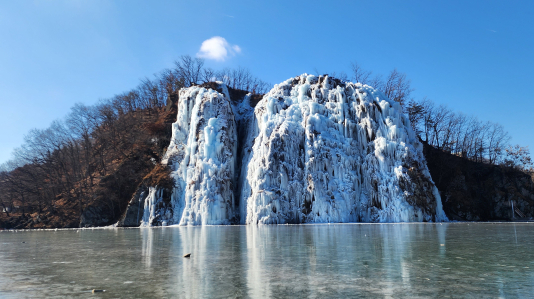 영하 8도 맹추위에…겨울왕국 된 청송 현비암 폭포 