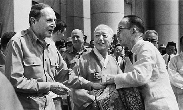 대한민국 정부수립 기념식에 맥아더 장군(왼쪽), 이승만 대통령(가운데), 윤치영 내무부장관이 참석한 모습. 서울시 제공
