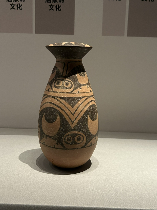 돼지 얼굴 무늬 병. 돼지 눈과 얼굴 그리고 특유의 코가 검은색으로 뚜렷하게 표현되어 있다.