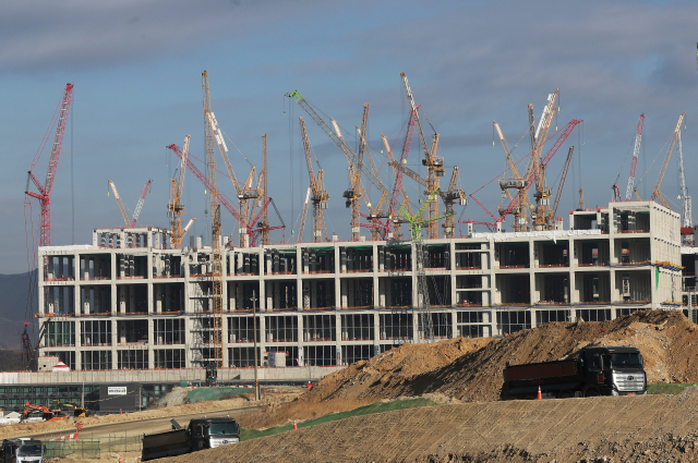 올해 1월 9일 경기도 용인시 처인구 원삼면 용인반도체클러스터 일반산업단지 공사현장에서 분주하게 공사가 진행되고 있다. 연합뉴스