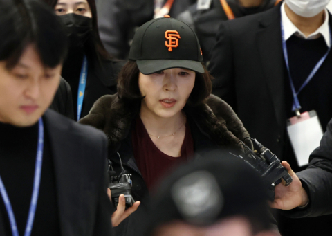 '강선우 1억 의혹' 김경, 3시간 반 '심야 조사' 후 귀가