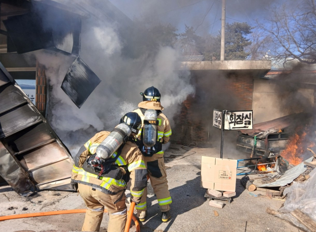 의성군 비안면의 한 식당에서 화재가 발생, 소방 당국이 진화에 나서고 있다. 경북소방본부 제공