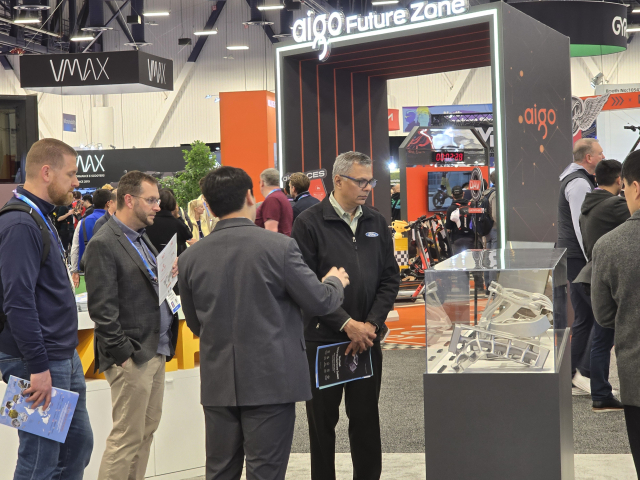 CES 2026 아진산업 부스에 포드 관계자들이 방문해 전시 기술을 살펴보고 있다. 아진산업 제공