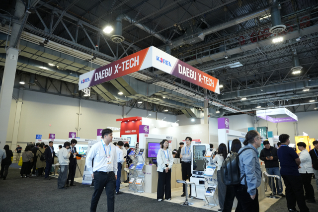 CES 2026 대구공동관에서 지역 기업들이 혁신 기술을 선보이며 글로벌 바이어들과 상담을 진행하고 있다. 대구시 제공