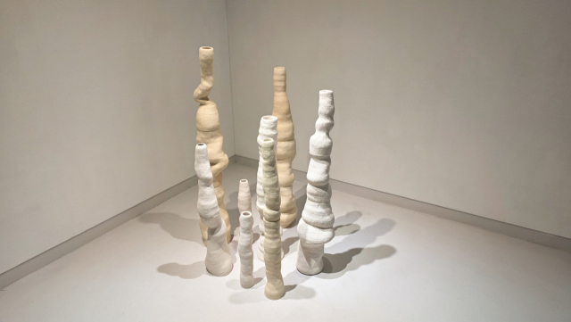 이혜지, 벌레집3, 2025, 소성된 점토, 유약, 가변크기