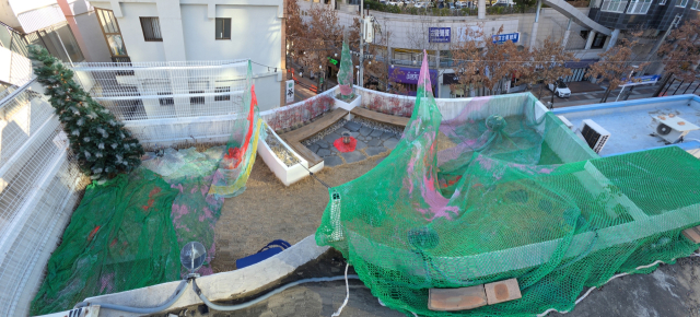 이혜지, x를 밖으로 나가지 못하게 하는, 옥상어망작업, 가변설치, 2026