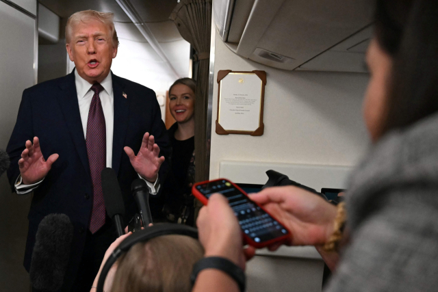 11일(현지시간) 도널드 트럼프 미국 대통령이 에어포스원에서 기자들의 질의에 답하고 있다. AFP 연합뉴스
