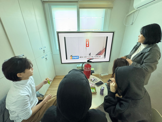 대구청소년자립지원관 선생님들이 청소년들 대상으로 주거안전교육을 진행하고 있다.