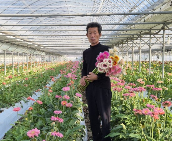 경북 봉화군 물야면에서 화훼농업에 매진해 온 황원욱 씨가 농림축산식품부 장관 표창을 받았다. 봉화군 제공