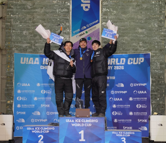 김민철과 이영건이 11일 끝난 2026 UIAA 청송 아이스클라이밍 월드컵 남자 리드 부분에서 2, 3위에 올랐다. 1위는 프랑스의 라드반 루나. 대한산악연맹 제공
