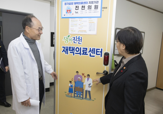 정은경 보건복지부 장관이 12일 충북 진천에서 의료·요양 ·돌봄 통합지원 사업 관련 현장을 방문하고 있다. 연합뉴스