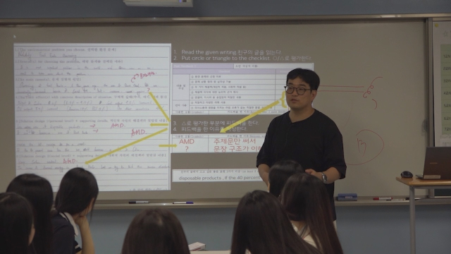 윤상호 경북대사대부고 교사가 학생들에게 수행평가 피드백을 준 자료를 보여주며 상세히 설명하고 있다. 대구시교육청 제공