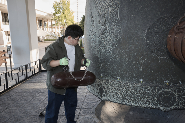성덕대왕신종 타음조사 중 맥놀이 조사 모습. 국립경주박물관 제공