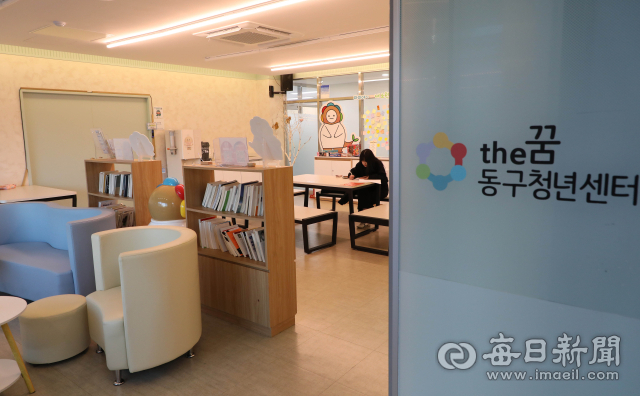 달서구 송현희망센터 1층 카페 전경. 54억 원짜리 도시재생사업으로 건물은 새로 들어섰지만, 수익 모델 부재와 운영 부담 속에 조합 이사장은 