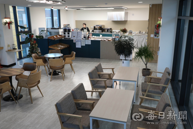 9일 오후 대구 동구 복합근린허브센터 1층에 입점한 프랜차이즈 치킨집에 손님이 없어 썰렁한 모습이다. 조합은 인건비 부담 탓에 하루 7시간만 영업하고 있으나, 한산한 분위기는 쉽게 달라지지 않고 있다. 정운철 기자 woon@imaeil.com