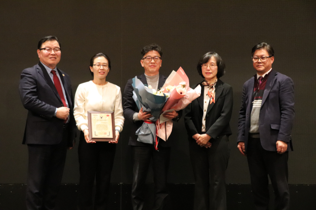 대한민국 동물방역수의사대상 시상식에서 권오성 경북도 동물위생시험소장(사진 가운데)이 동물위생시험소 분야에서 수상한 뒤 기념촬영을 하고 있다. 대한수의사회 제공.