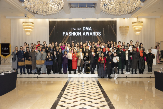 제2회 DMA 패션 어워드 참석자들이 단체 촬영을 하고 있다. 대구경북모델협회 제공