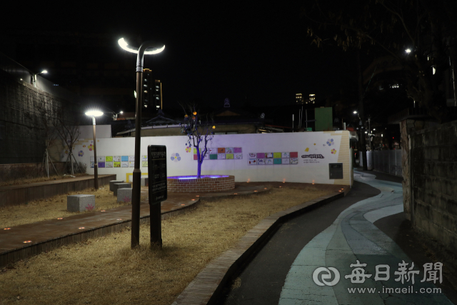 53억 원을 들여 지은 대구 동구 복합근린허브센터 1층 카페. 주민들의 사랑방 역할은 하지만, 인건비를 떼면 남는 수익은 거의 없다. 운영 부담은 고스란히 마을조합 몫이다. 정운철 기자 woon@imaeil.com