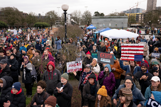 11일(현지시간) 미국 워싱턴주 시애틀에서 시위대가 이민 단속 강화에 반대하는 목소리를 내고 있는 모습. 로이터 연합뉴스