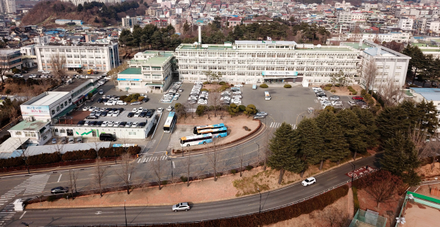 경북도청 이전 이후 10년째 표류해 온 대구 산격청사 개발은 문화예술허브 논란과 복잡한 소유 구조, 신청사 이전 지연이 겹치며 여전히 실행의 갈림길에 서 있다. 매일신문DB