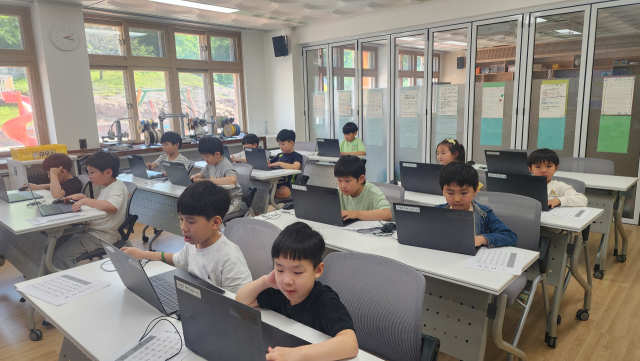경북 안동시 풍천면에 있는 작은 학교 신성초등학교에서 학생들이 돌봄교실의 일환으로 학생들이 AI교육을 받고 있다. 경북교육청 제공