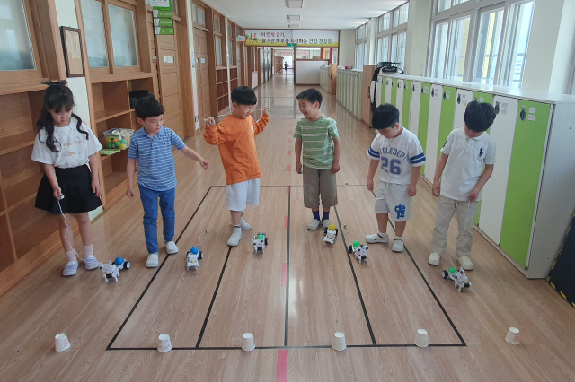 김천부곡초등학교 학생들이 돌봄교실의 일환으로 로봇코딩 수업을 하며 즐거워 하고 있다. 경북교육청 제공