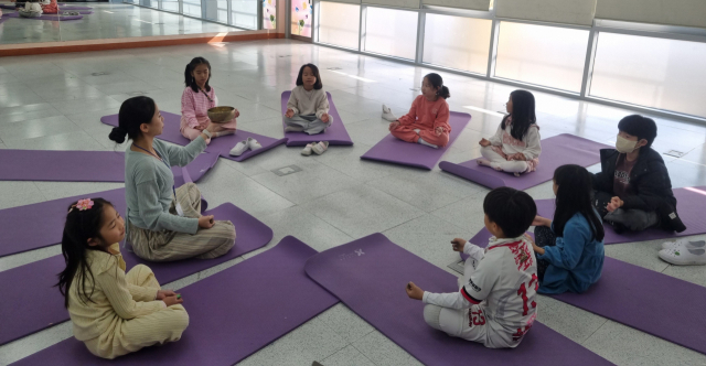 구미사곡초등학교 학생들이 돌봄교실의 일환으로 전문 강사의 지도 아래 키즈요가를 하고 있다. 경북교육청 제공