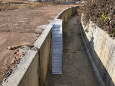 영양 장구메기습지 인근 주민들, 산불 피해 서식처 살리기 '먹이주기·생태탈출로' 나서