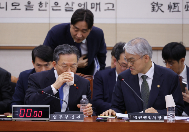 12일 국회에서 열린 법제사법위원회 전체회의에서 정성호 법무부 장관이 물을 마시고 있다. 연합뉴스