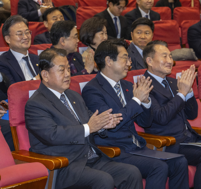 더불어민주당 김병주 의원(앞줄 왼쪽 첫 번째)과 내빈들이 12일 국회 의원회관에서 열린 한국·캐나다 방산 협력 확대를 위한 범정부 협업 방안 토론회에서 박수치고 있다. 연합뉴스