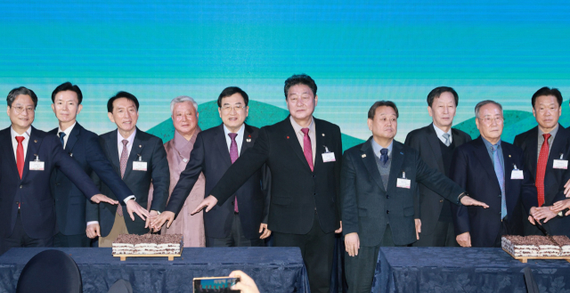 12일 경주 라한셀렉트에서 경주상공회의소 주최 2026년 신년인사회에서 내빈들이 떡 나누기 포퍼먼스를 하고 있다.