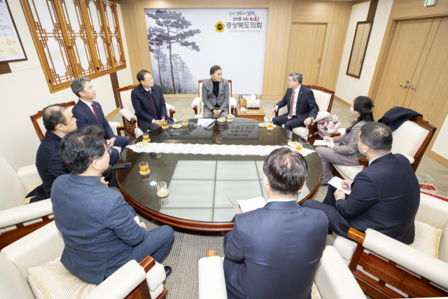 12일 진일표 주부산 중국총영사 일행이 양국 지방의회 간 우호교류 강화와 투자유치 협력방안 논의를 위해 경북도의회를 방문했다. 경북도의회 제공