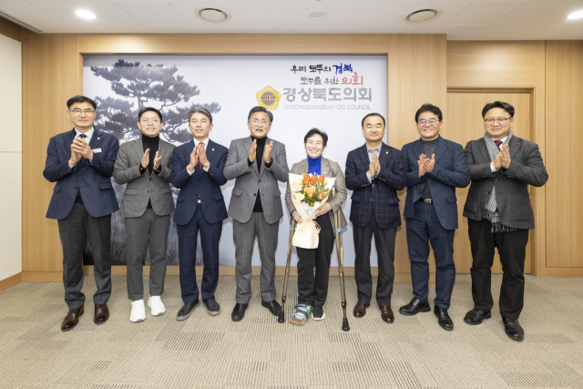 12일 비례대표 도의원 의석을 승계한 정숙경(사진 가운데) 도의원이 경북도의회를 방문해 환영식을 가졌다. 경북도의회 제공