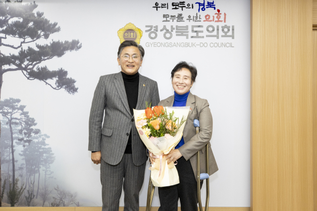 12일 비례대표 도의원 의석을 승계한 정숙경(사진 오른쪽) 도의원이 경북도의회를 방문해 환영식을 가졌다. 이날 박성만 도의장은 정 도의원에게 꽃다발을 건네며 도의회 입성을 축하했다. 경북도의회 제공