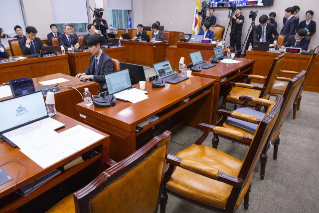 12일 국회에서 열린 법제사법위원회 전체 회의에서 2차 종합특검 법안이 여당 주도로 처리되고 있다. 이날 회의에서 국민의힘 법사위원들은 2차 종합특검 법안에 반대하며 표결직전 회의장에서 퇴장했다. 연합뉴스