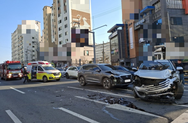 12일 오후 경주시 현곡면 금장리 교차로에서 발생한 교통사고 현장.경북소방봉부 제공