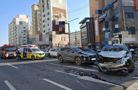 경주 교차로서 SUV 2대-시내버스 충돌…8명 중경상