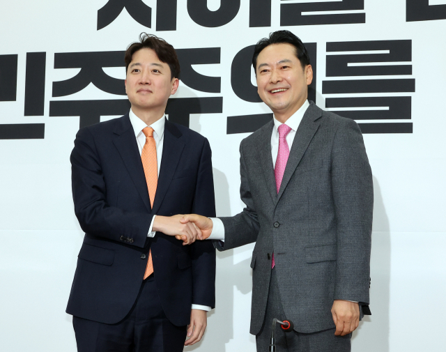 장동혁 국민의힘 대표와 이준석 개혁신당 대표가 13일 국회 국민의힘 당대표 회의실에서 만나 악수하고 있다. 연합뉴스